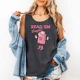 Read 'Em Western Cowgirl Retro Groovy Reading Books Comfort Colors Tank Top Pepper
