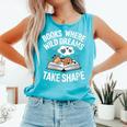 Women's Wild Dreams Reading Giraffe Book Reader Zoo Animals Kids Comfort Colors Tank Top Light Green