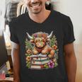 Bookworm Cute Highland Cow Reading Book Men's V-Neck T-Shirt