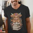 Cute Baby Highland Cow Reading Book Librarian Bookworm Men's V-Neck T-Shirt