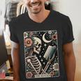 The Reader Tarot Card Skeleton Reading Book Bookworm Bookish Men's V-Neck T-Shirt