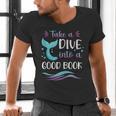 Cute Mermaid Librarian Teacher Dive Into A Good Book Reading Men's V-Neck T-Shirt