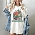 Leer ES Poder Cute Floral Spanish Teacher Book Reading Women's Comfort Colors T-Shirt Ivory