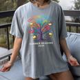 Color Our World Summer Reading Program 2025 Trippy Book Tree Women's Comfort Colors T-Shirt Gray
