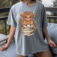 Cute Baby Highland Cow Reading Book Librarian Bookworm Women's Comfort Colors T-Shirt Gray
