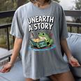 Unearth a Story Frog Reading a Book Summer 2026 Women's Comfort Colors T-Shirt Gray