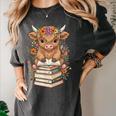Cute Baby Highland Cow Reading Book Librarian Bookworm Women's Comfort Colors T-Shirt Pepper