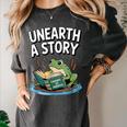 Unearth a Story Frog Reading a Book Summer 2026 Women's Comfort Colors T-Shirt Pepper