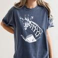 Cute Giraffe Wear Glasses Reading Book Librarian Bookworm Women's Comfort Colors T-Shirt Moss