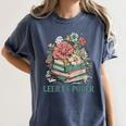 Leer ES Poder Cute Floral Spanish Teacher Book Reading Women's Comfort Colors T-Shirt Moss