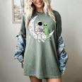 Astronaut Reading Book To Alien Moon Space Book Lover Men Women's Comfort Colors T-Shirt Berry