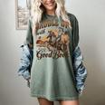Bookish Retro Western Cowgirl Texas Book Lover Novel Reader Women's Comfort Colors T-Shirt Berry