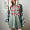 Heart Holding Reading Books Valentine Teacher Book Lover Women's Comfort Colors T-Shirt Berry