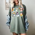 Snowman Reading Books Teacher Christmas Librarian Bookworm Women's Comfort Colors T-Shirt Berry