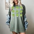 Teacher Reading Shamrock St Patrick’s Day Book Lover Kids Women's Comfort Colors T-Shirt Berry
