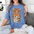 Cute Baby Highland Cow Reading Book Librarian Bookworm Women's Comfort Colors T-Shirt Chalky Mint