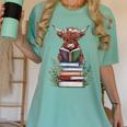 Cute Highland Cow With Book Floral Bookworm Librarian Book Women's Comfort Colors T-Shirt Violet