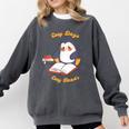 Cute Xmas Book Lover Penguin Reading Cosy Days Cosy Reads Comfort Colors Sweatshirt Pepper
