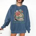 Leer ES Poder Cute Floral Spanish Teacher Book Reading Comfort Colors Sweatshirt Blue Jean
