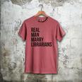 Real Men Marry Librarians – Book Lover Husband Men's Comfort Colors T-Shirt Crimson