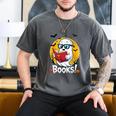 Cute Ghost Reading Book Retro Halloween Librarian Men's Comfort Colors T-Shirt Pepper