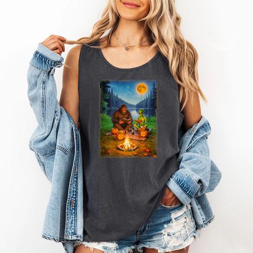Bigfoot And Alien Reading Books Campfire Halloween Comfort Colors Tank Top - Bookorys