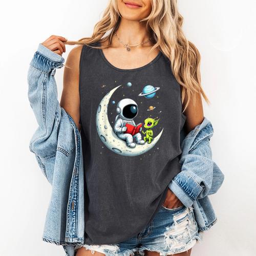 UFO Alien Astronaut Reading Book In Space Comfort Colors Tank Top - Bookorys UK