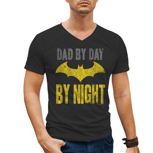 Batman Dad By Day Men's V-Neck T-Shirt - Father's Day Fun