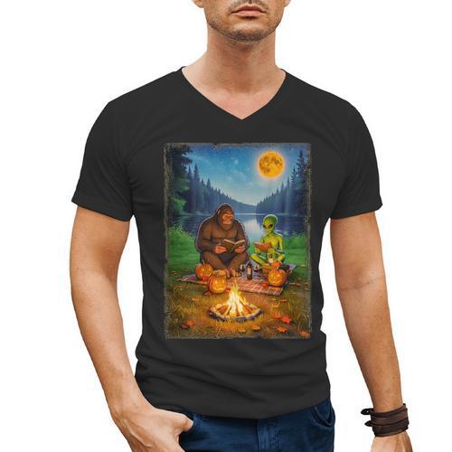 Bigfoot And Alien Reading Books Campfire Halloween Men's V-Neck T-Shirt - Bookorys