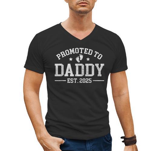 Promoted To Daddy Est 2025 Baby Announcement For New Dad Men's V-Neck T-Shirt - Father's Day Fun