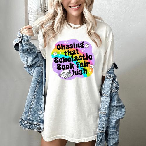 Chasing That Scholastic Book Fair High Book Lovers Women's Comfort Colors T-Shirt - Bookorys DE
