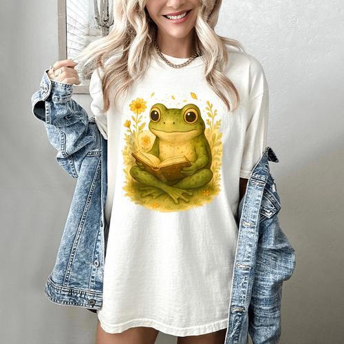 Cottagecore Whimsical Green Frog Peacefully Reading Book Women's Comfort Colors T-Shirt - Bookorys DE