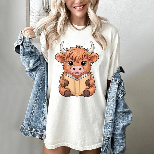 Cute Highland Cow Reading Book Women's Comfort Colors T-Shirt - Bookorys