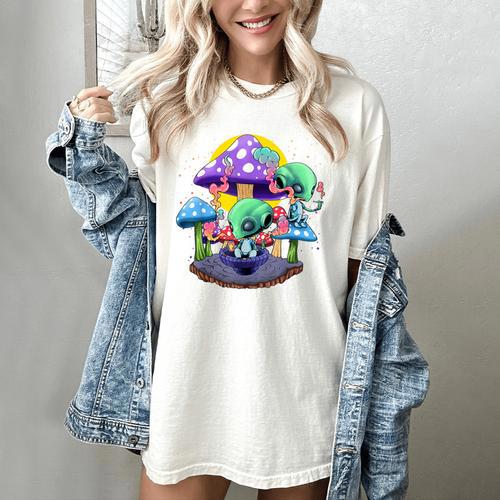 Psychedelic Alien Mushroom Nostalgia Groovy Vibe Hippie Women's Comfort Colors T-Shirt - Figerry