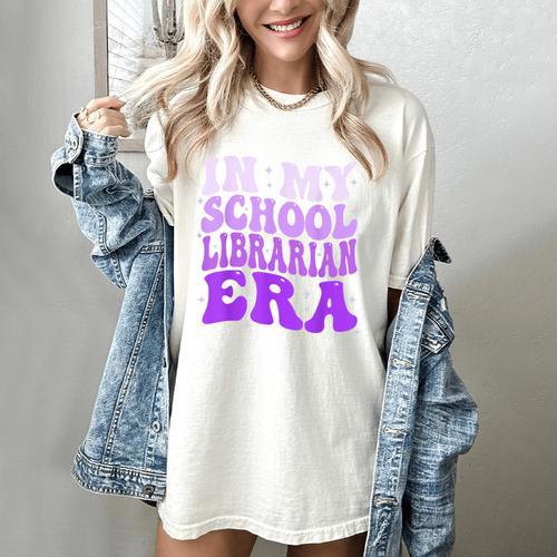 In My School Librarian Era Groovy Back To School Book Lover Women's Comfort Colors T-Shirt - Bookorys