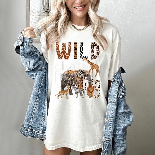 Zoo Animals Wild About Reading Books Reader Lover Librarian Women's Comfort Colors T-Shirt - Bookorys DE