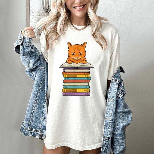 Cute Orange Tabby Cat Reading On Pile Of Books Women's Comfort Colors T-Shirt - Bookorys