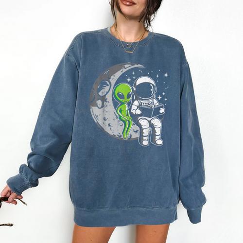 Astronaut Reading Book To Alien Moon Space Women Kids Men Comfort Colors Sweatshirt - Bookorys DE