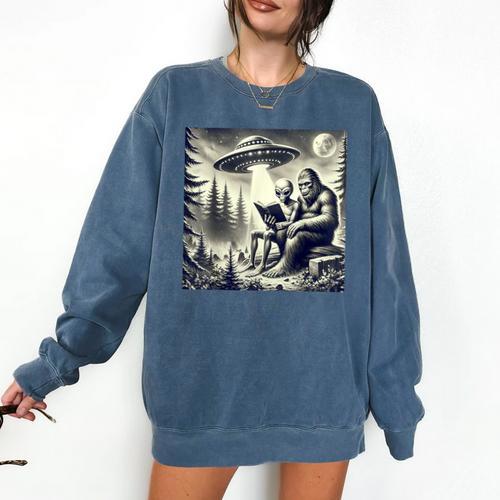 Bigfoot With Alien Reading A Book Bigfoot And UFO Comfort Colors Sweatshirt - Bookorys DE