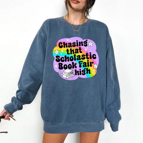 Chasing That Scholastic Book Fair High Book Lovers Comfort Colors Sweatshirt - Bookorys DE
