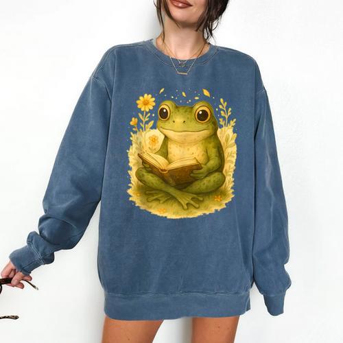 Cottagecore Whimsical Green Frog Peacefully Reading Book Comfort Colors Sweatshirt - Bookorys DE