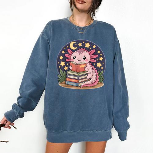 Cute Axolotl Reading Books Cozy Night Aesthetic Comfort Colors Sweatshirt - Bookorys DE
