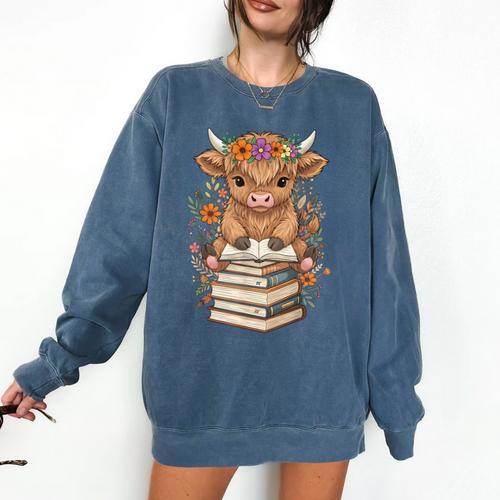 Cute Baby Highland Cow Reading Book Librarian Bookworm Comfort Colors Sweatshirt - Bookorys