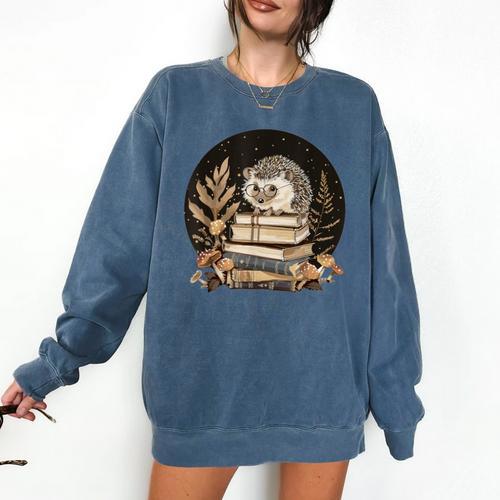 Hedgehog With Books Reading Cottagecore Aesthetics Comfort Colors Sweatshirt - Bookorys DE