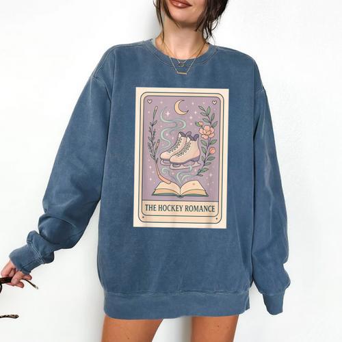 Hockey Romance Tarot Card Books Reader Cozy Reading Comfort Colors Sweatshirt - Bookorys DE