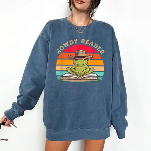 Howdy Reader Frog Reading Book Vintage Comfort Colors Sweatshirt - Bookorys DE