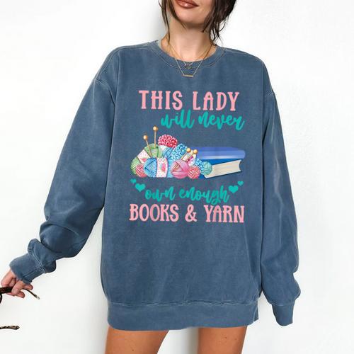 THIS LADY Will Never Own Enough BOOKS & YARN Comfort Colors Sweatshirt - Bookorys DE