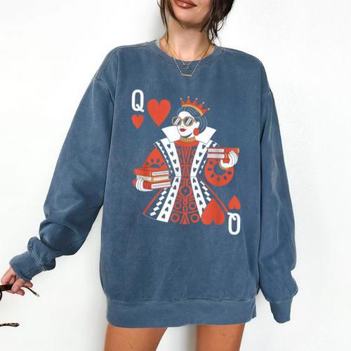 Modern Queen Of Hearts Book Lover Reading Novels Romantasy Comfort Colors Sweatshirt - Bookorys