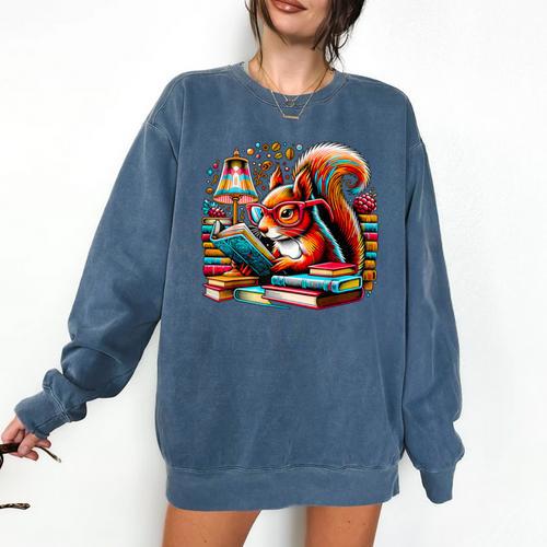 Squirrel Reading a Book Lover Bookworm Comfort Colors Sweatshirt - Bookorys DE