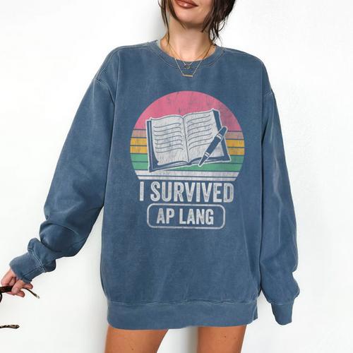 I Survived AP Lang Retro Book Graphic Comfort Colors Sweatshirt - Bookorys DE